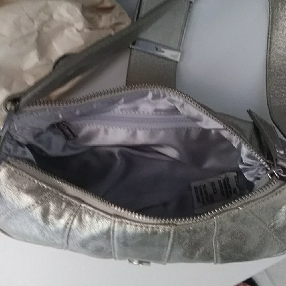 NWOT Guess Handbag. - Picture 4 of 7